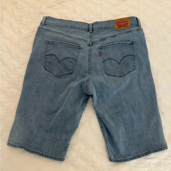 Levi’s Shorts Women’s 31 Med/Lgt Wash Classic Bermuda Mid Rise Original Stretch - Picture 3 of 9